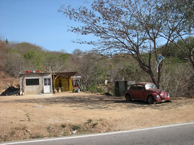 Nice house with beautiful car between Tangolumda and Puerto Angel.