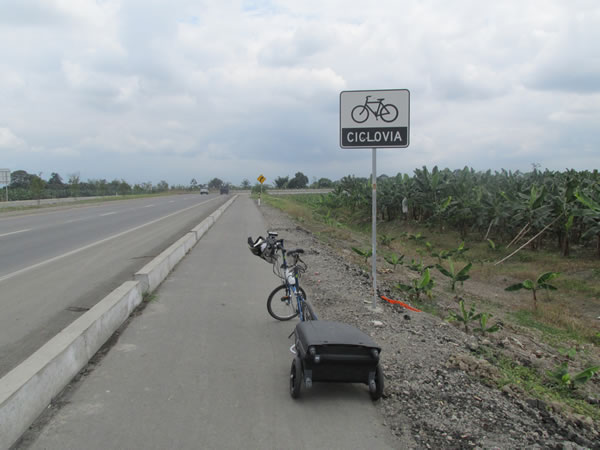 Bike route between El Triufo and La Troncal, Ecuador.