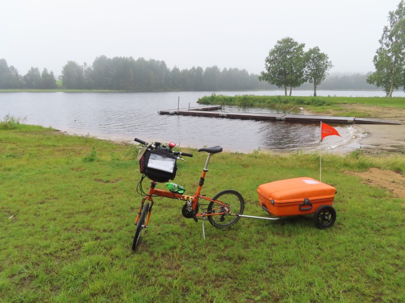 Teds bike in front of the lake at Sanabadets campground in Sweden.
