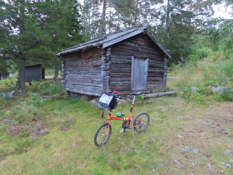 Teds bike in front of historic log building near Lvhllan trail on outskirts of Hrnsand, Sweden. (Lnsmuseets Sjbodar)