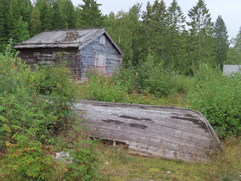 Historic log building and wood boat near Lvhllan trail on outskirts of Hrnsand, Sweden. (Lnsmuseets Sjbodar)