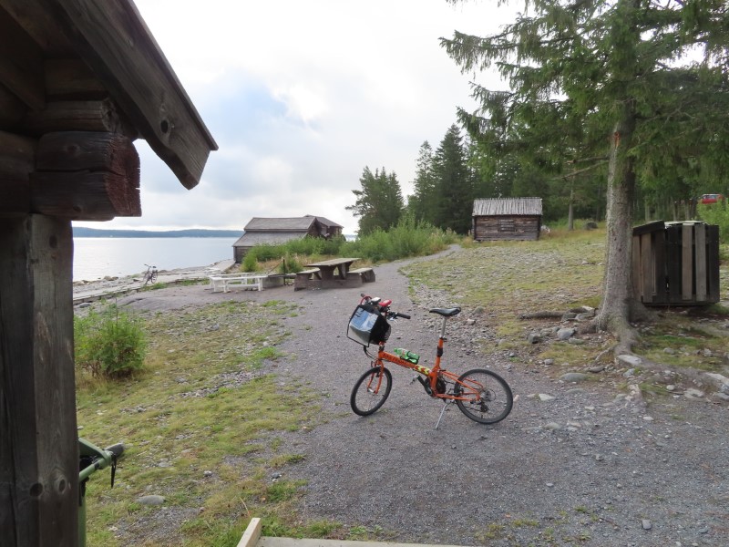 Teds bike near of historic log buildings near Lvhllan trail on outskirts of Hrnsand, Sweden. (Lnsmuseets Sjbodar)